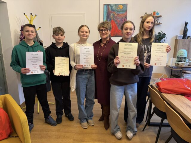 V Powiatowy Konkurs Historyczny na prezentację multimedialną pt. „Polscy Bohaterowie z Katynia, Charkowa, Miednoje, Bykowni i innych miejsc”.